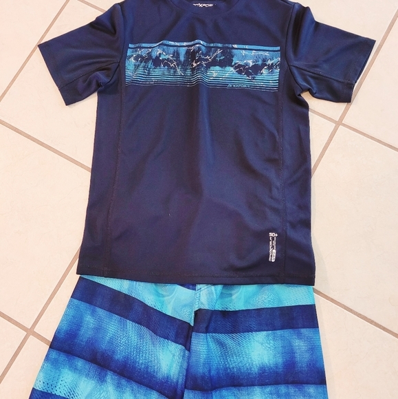 EUC- BUNDLE OF BIG BOYS UNDER ARMOUR SWIM TRUNKS WITH MATCHING NAVY RASHGUARD - Picture 2 of 14